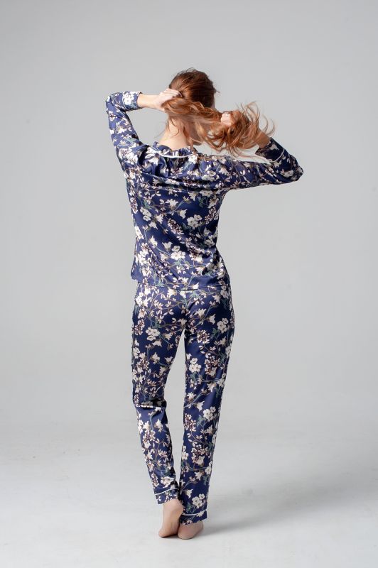 Жіноча піжама зі штанами, шовк Армані, колір синій принт, Serenade, модель 1604